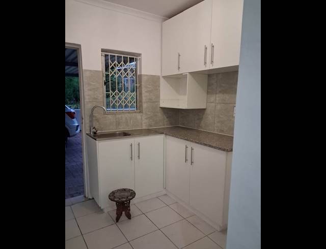 1 BEDROOM FLAT TO LET IN COWIES HILL